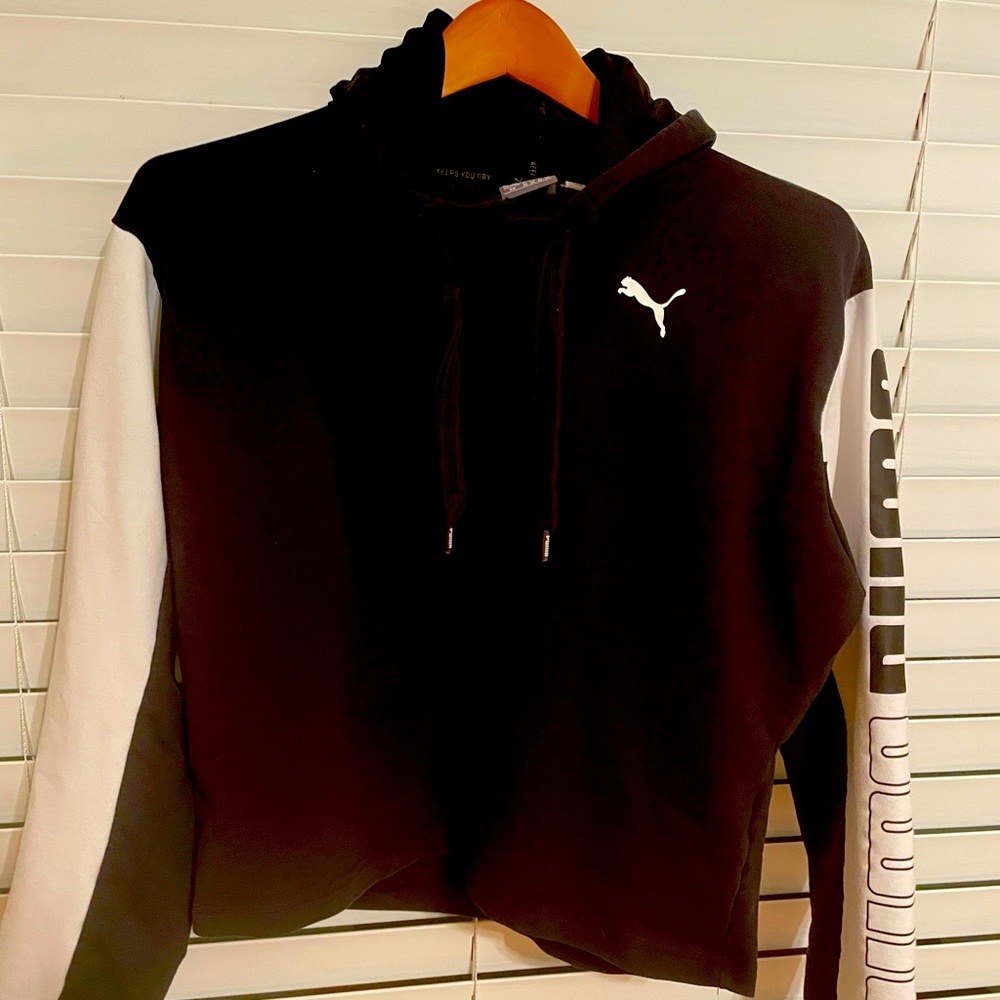 PUMA woman’s hoodie black and white pullover long sleeved. Great Xmas present S